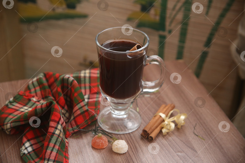 Скачать Напиток чёрный кофе с корицей на  столе фотосток Ozero