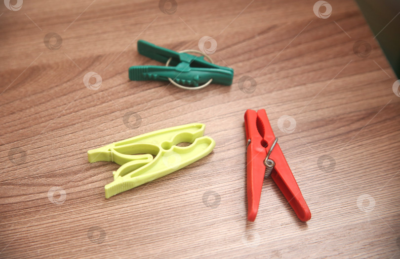 Скачать Предмет пластмассовые прищепки фотосток Ozero