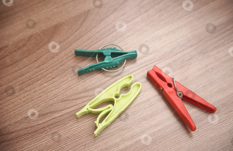 Скачать Пластмассовые прищепки фотосток Ozero