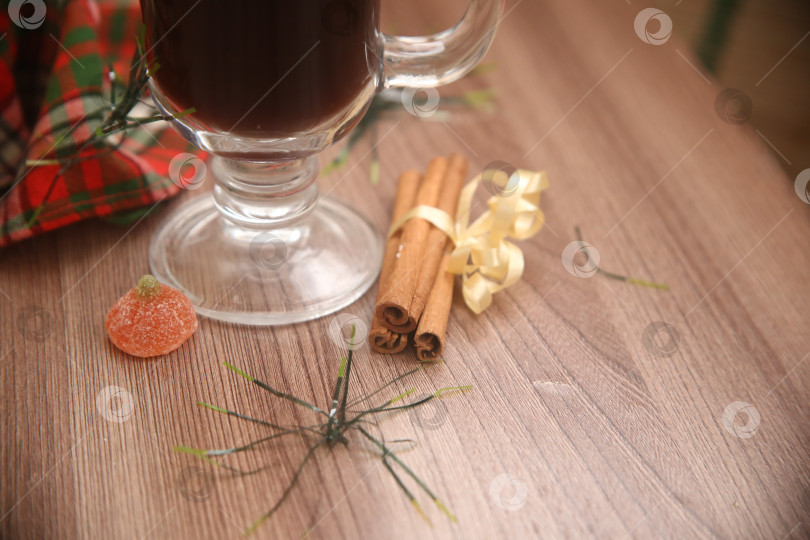 Скачать Чёрный кофе с корицей и кофейными зёрнами фотосток Ozero