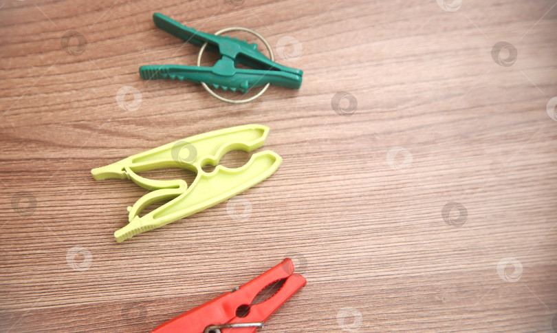 Скачать Предмет пластмассовые прищепки фотосток Ozero