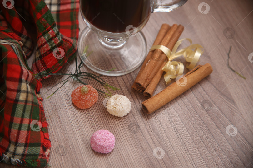 Скачать Чёрный кофе с корицей и кофейными зёрнами фотосток Ozero