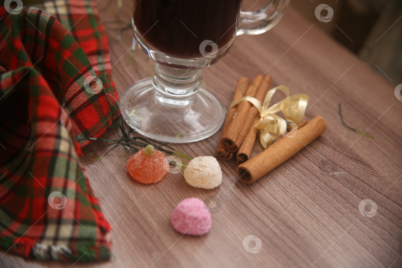 Скачать Чёрный кофе с корицей и кофейными зёрнами фотосток Ozero