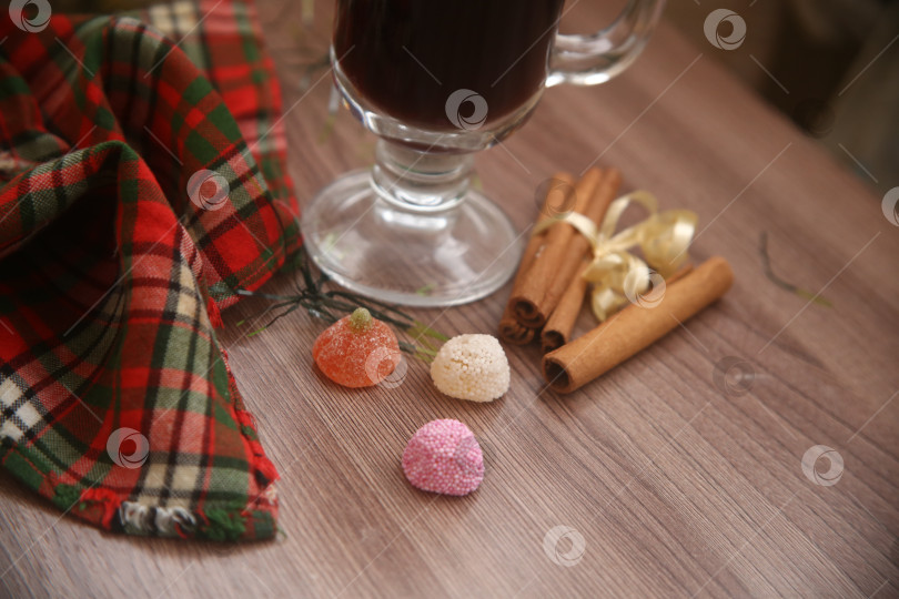 Скачать Чёрный кофе с корицей и зёрнами фотосток Ozero