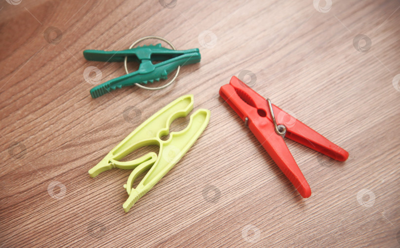 Скачать Три пластмассовые прищепки фотосток Ozero
