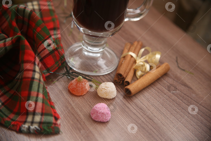 Скачать Чёрный кофе с корицей и зёрнами фотосток Ozero