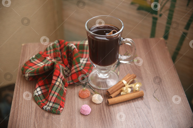 Скачать Чёрный кофе корицей и зёрнами фотосток Ozero