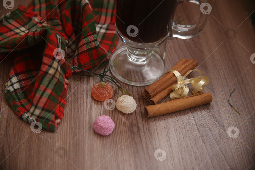 Скачать Чёрный кофе с корицей и кофейными зёрнами фотосток Ozero