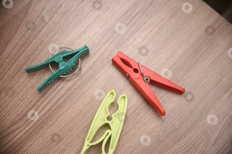 Скачать Три пластмассовые прищепки фотосток Ozero
