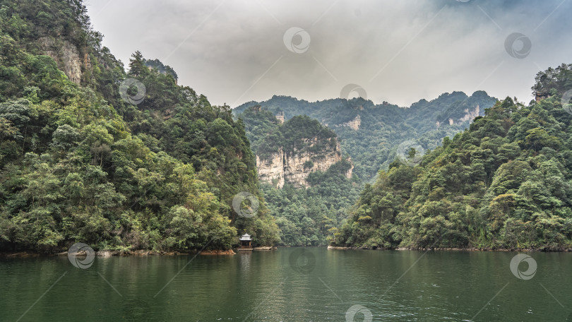 Скачать Прекрасное изумрудное озеро окружено горами. фотосток Ozero