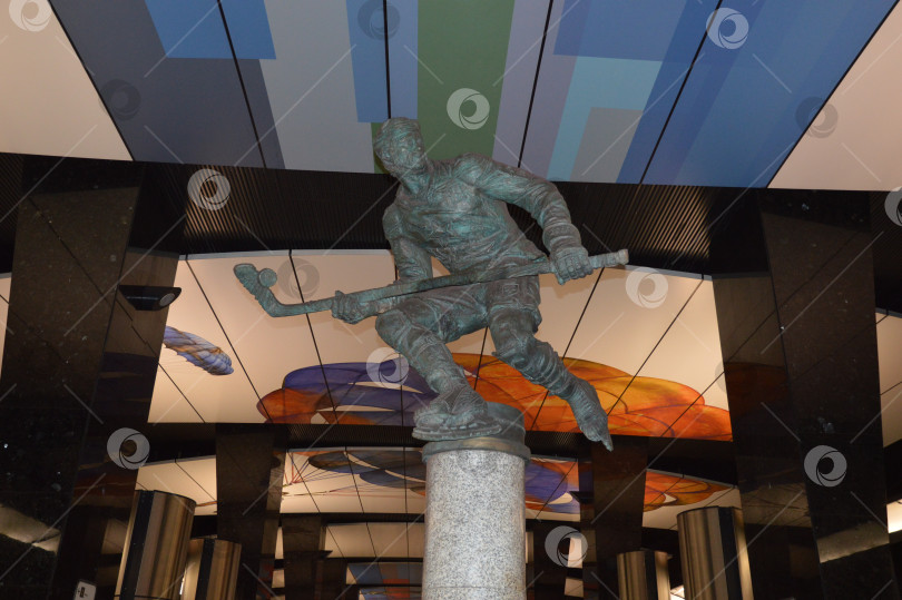 Скачать Бронзовая статуя хоккеиста фотосток Ozero