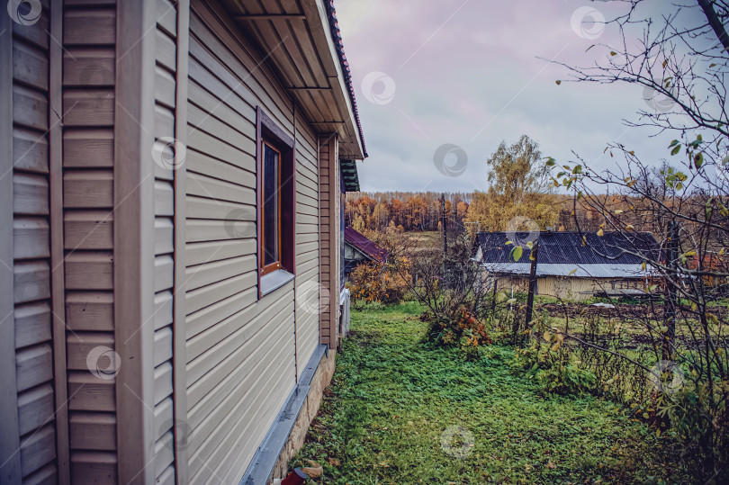 Скачать Старый сад в деревне поздней осенью фотосток Ozero