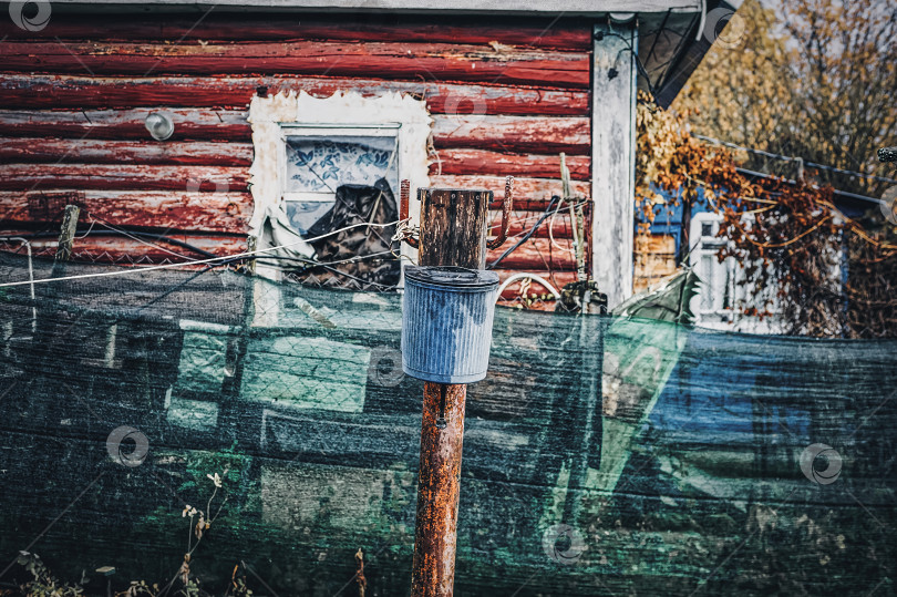 Скачать старый деревянный дом в деревне осенью фотосток Ozero