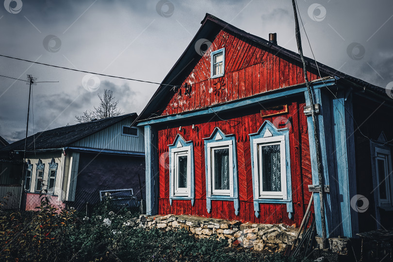 Скачать старый деревянный дом в деревне осенью фотосток Ozero