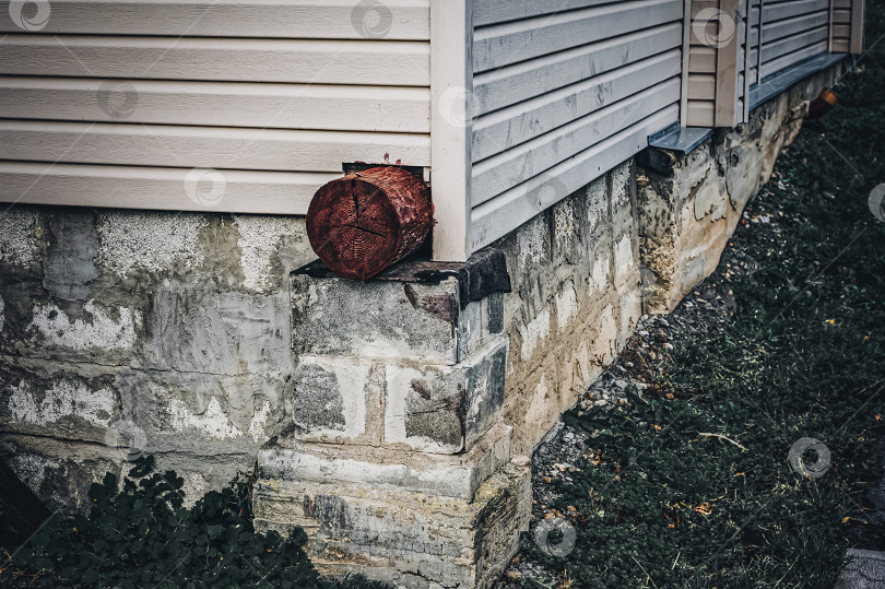 Скачать старый деревянный дом в деревне осенью фотосток Ozero