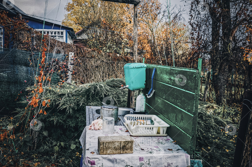 Скачать старый деревянный дом в деревне осенью фотосток Ozero