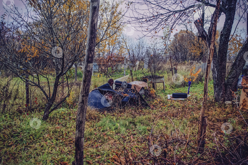 Скачать Старый сад в деревне поздней осенью фотосток Ozero