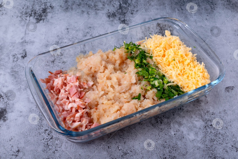Скачать Измельчите белую рыбу, бекон, сыр и зелень в стеклянной миске. Пошаговое приготовление, шаг 2 фотосток Ozero