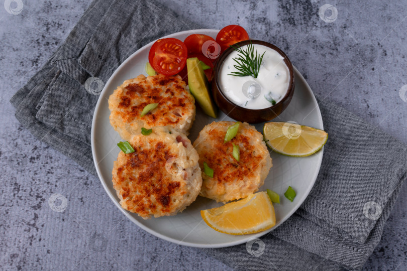Скачать Жареные рыбные котлеты из фарша из белой рыбы, бекона, сыра и зелени. Пошаговое приготовление, шаг 4 фотосток Ozero