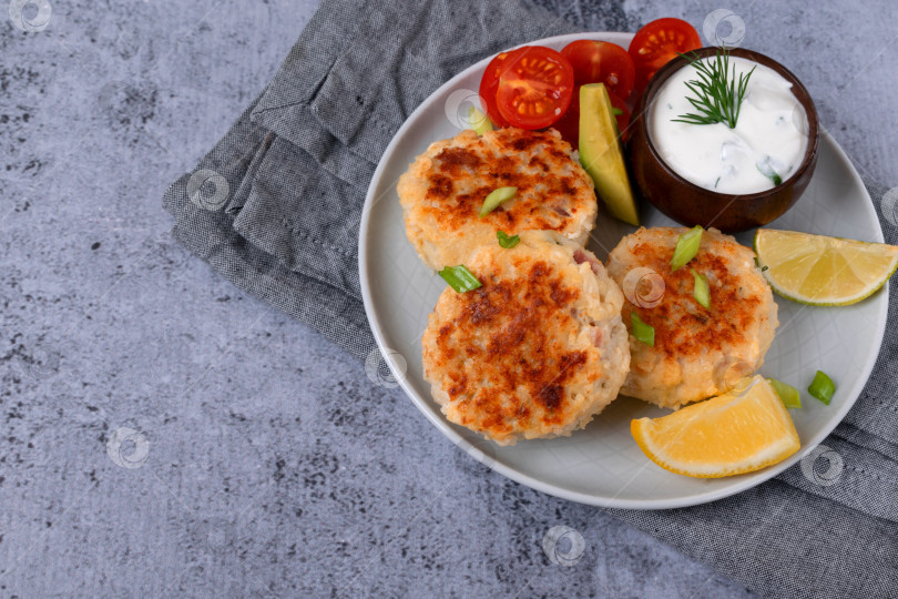 Скачать Жареные рыбные котлеты с беконом, сыром и зеленью фотосток Ozero