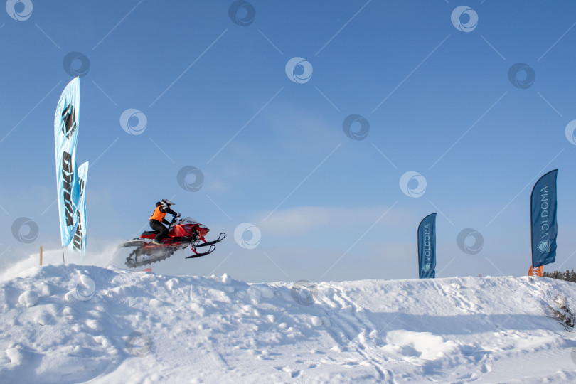 Скачать Гонки на снегоходах. фотосток Ozero