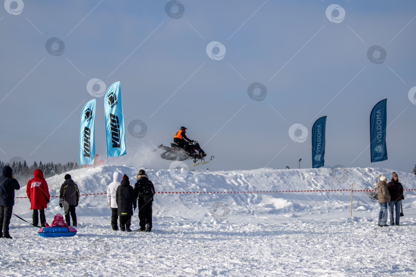 Скачать Гонки на снегоходах. фотосток Ozero