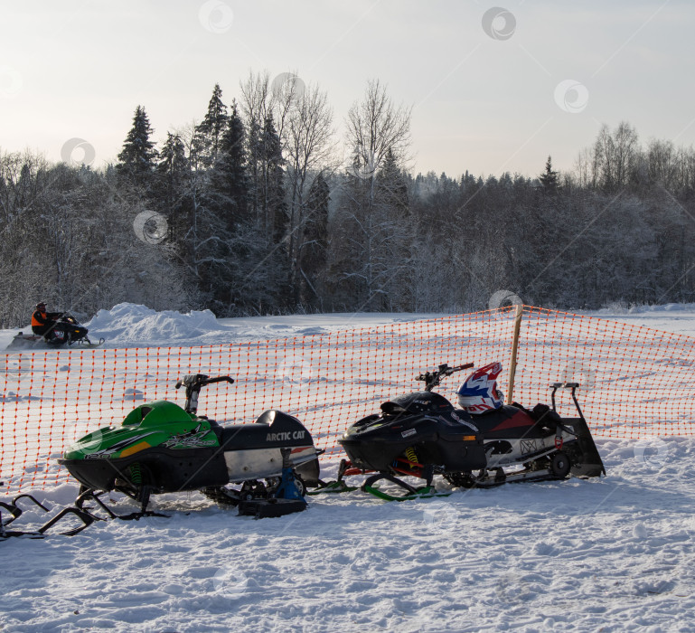 Скачать Снегоходы на снегу. фотосток Ozero