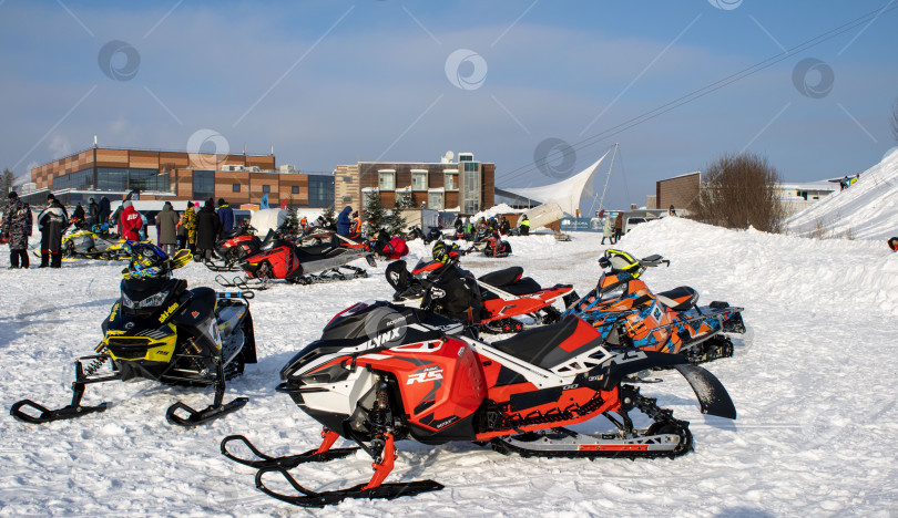 Скачать Снегоходы на снегу. фотосток Ozero