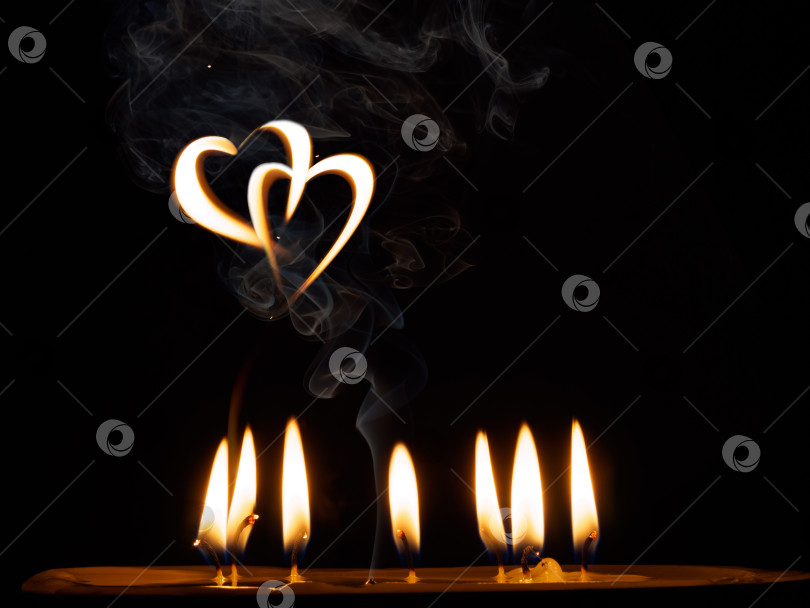Скачать свечи, дым и два сердца образовались из огня свечей фотосток Ozero