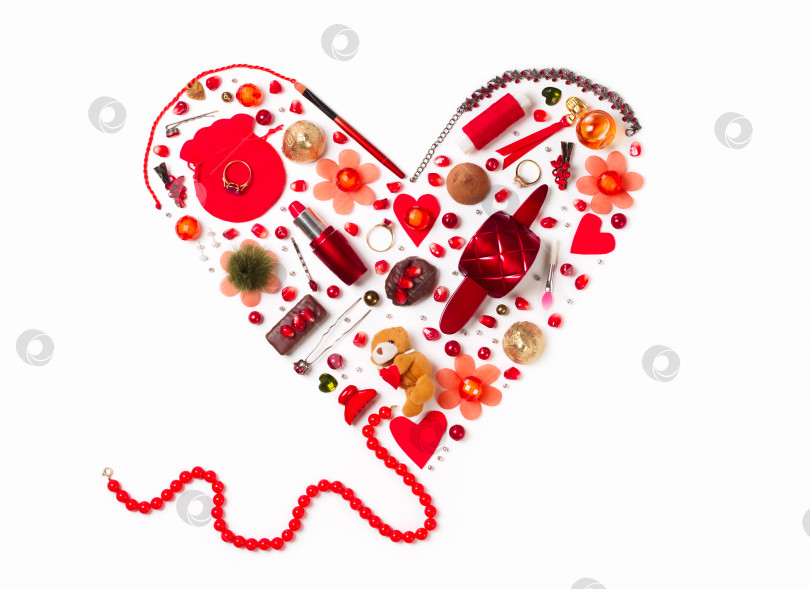 Скачать Плоская стопка женских безделушек в форме красного сердца фотосток Ozero