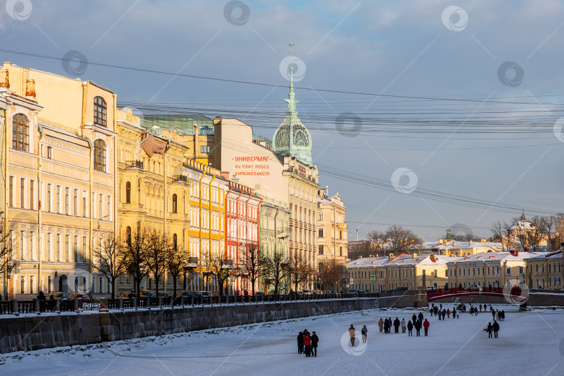 Скачать Санкт–Петербург, Россия - 7 февраля 2026 года. Жители гуляют по толстому льду реки Мойки. фотосток Ozero