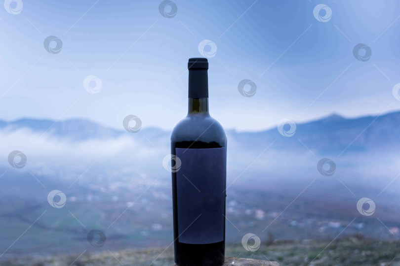 Скачать Бутылка вина в горах фотосток Ozero