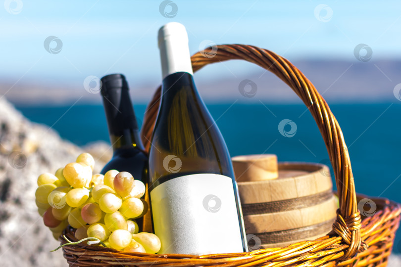 Скачать Бутылка вина в корзине фотосток Ozero