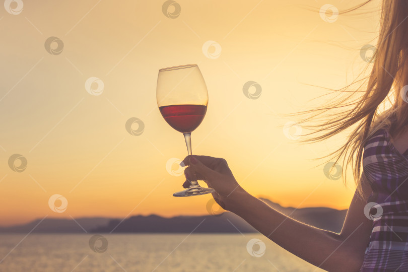 Скачать Бокал вина на закате фотосток Ozero