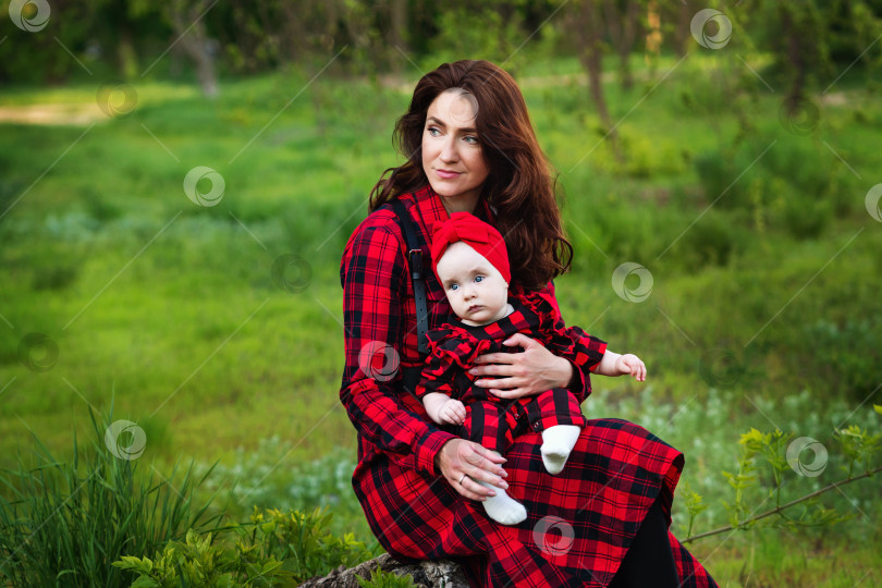 Скачать Стильная мама на прогулке с малышом фотосток Ozero