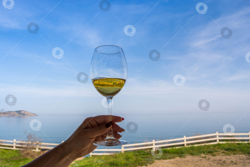 Скачать Вино на берегу моря фотосток Ozero