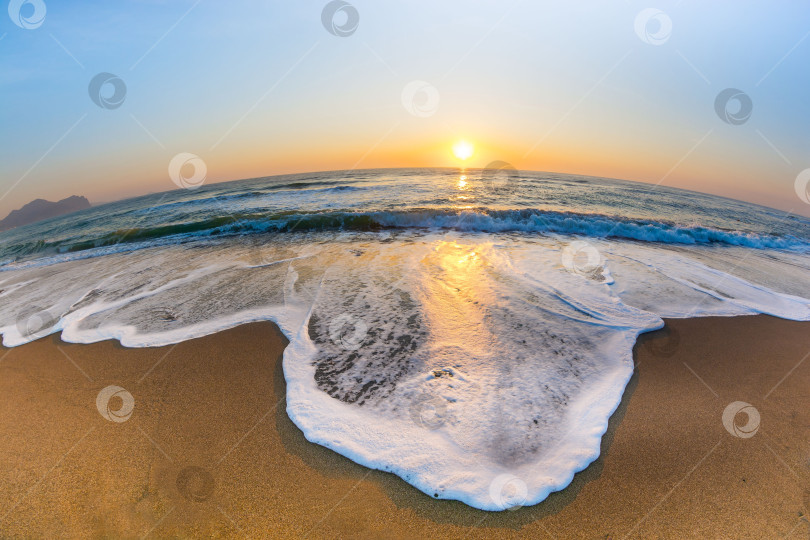 Скачать Рассвет на берегу моря фотосток Ozero