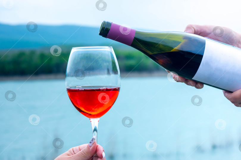 Скачать Бокал вина на природе фотосток Ozero