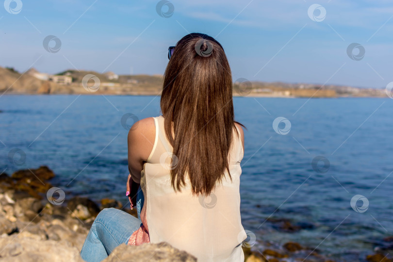 Скачать девушка на берегу моря фотосток Ozero