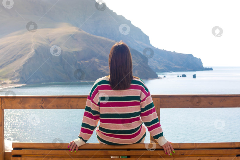 Скачать Девушка на берегу моря фотосток Ozero