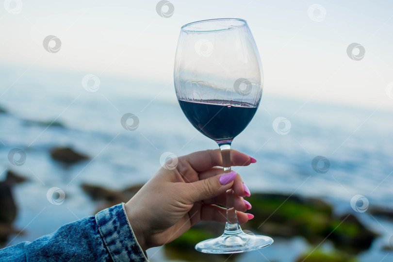 Скачать Бокал вина на берегу моря фотосток Ozero