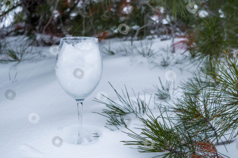 Скачать Стекло в снегу фотосток Ozero