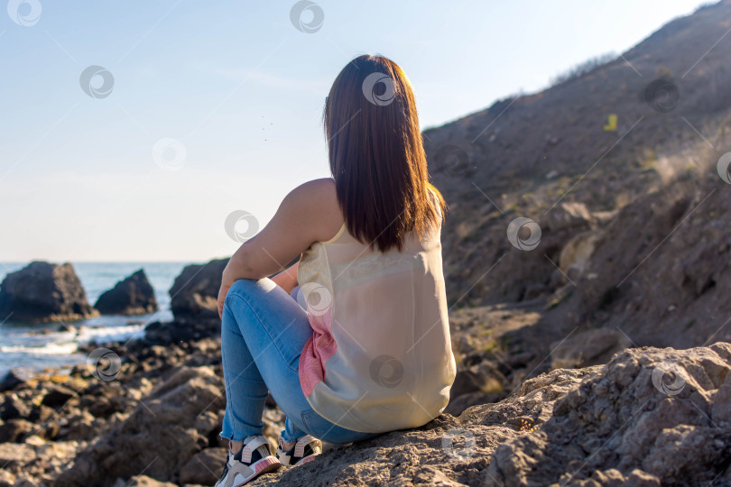 Скачать девушка на берегу моря фотосток Ozero