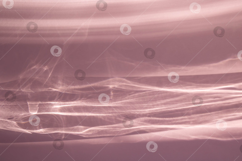 Скачать Таинственный абстрактный розовый фон с солнечными бликами сквозь стекло фотосток Ozero
