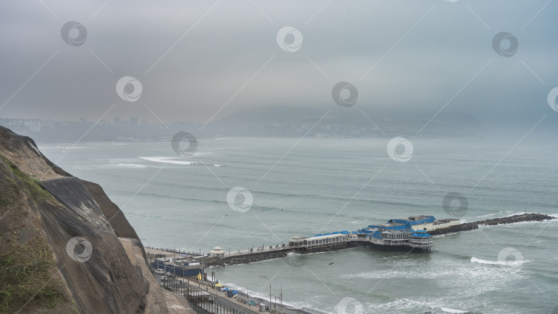 Скачать Причал для кораблей в океане, пирс выступает в море. фотосток Ozero