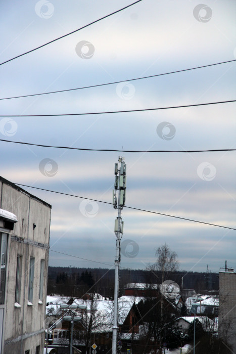 Скачать городская башня связи, фон голубого неба, ветви деревьев, дневное время, дерево, ветка, небо, башня, связь, интернет, оператор мобильной связи, оператор связи, металл, высокий, город, красивый, база, антенна, повтор фотосток Ozero