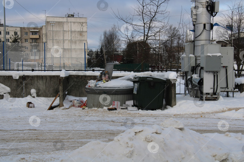 Скачать городская мусорная свалка, полная свалка мусора, мусорные баки зимой, фотосток Ozero