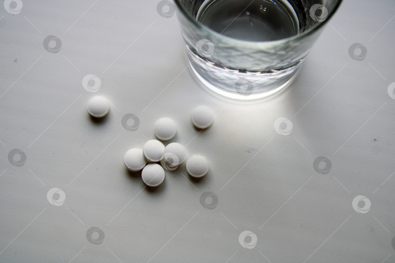 Скачать В стакане воды много таблеток, фотосток Ozero
