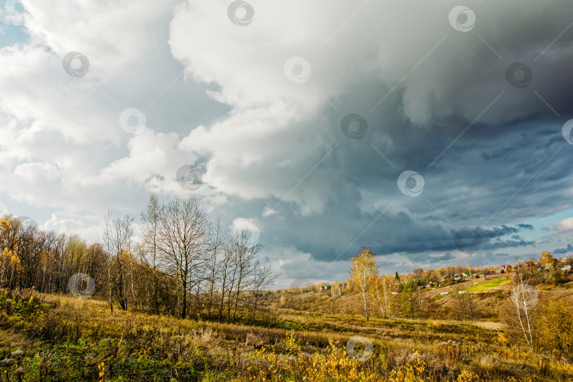 Скачать Маленькая осенняя деревушка на другом берегу реки фотосток Ozero
