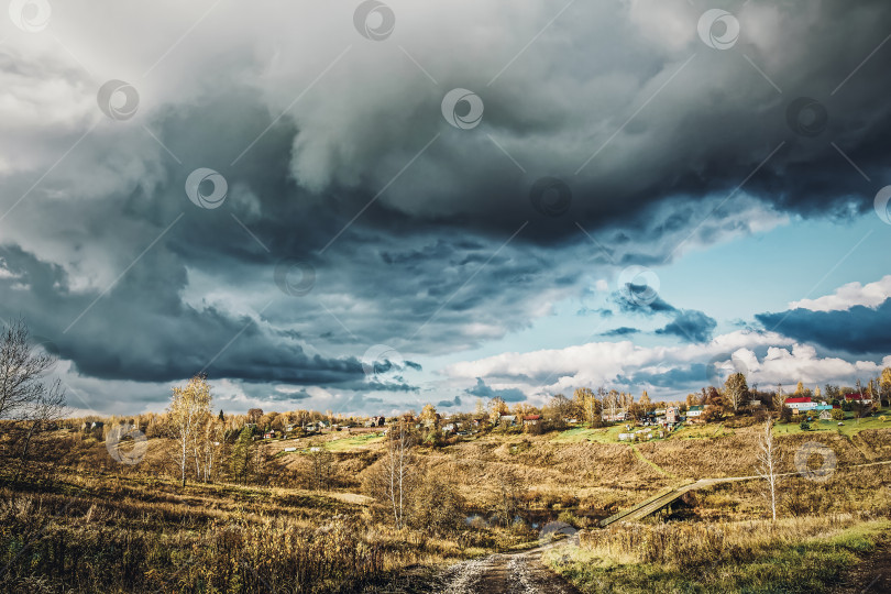 Скачать Маленькая осенняя деревушка на другом берегу реки фотосток Ozero